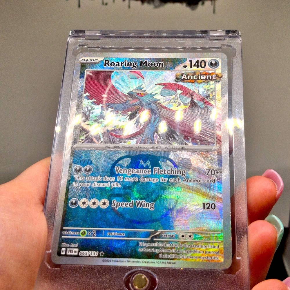 Roaring Moon (Master Ball Pattern) 065/131 Sv: Prismatic Evolutions Holo